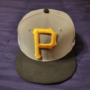 SIZE 7 3/8. NEW ERA PITTSBURGH PIRATES FITTED HAT.